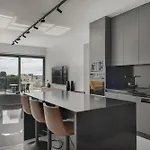 Phaedrus Living Noir Apartament Paphos
