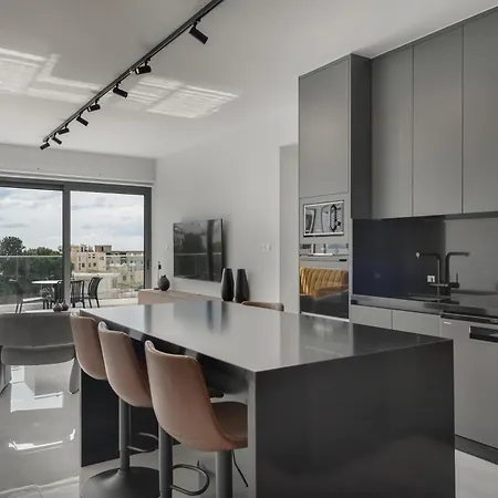 Phaedrus Living Noir Appartement Paphos